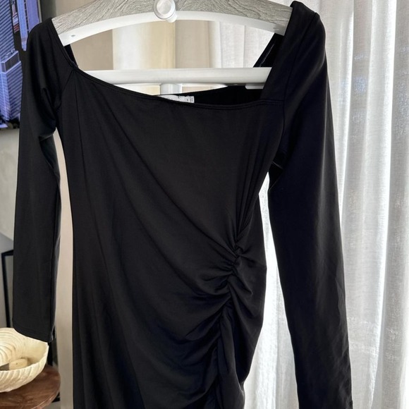 ASTR the label Black off the shoulder midi Dress - Picture 5 of 5